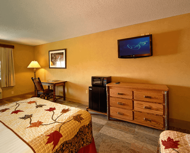 a guest room in Oak Tree Lodge Sevierville hotel