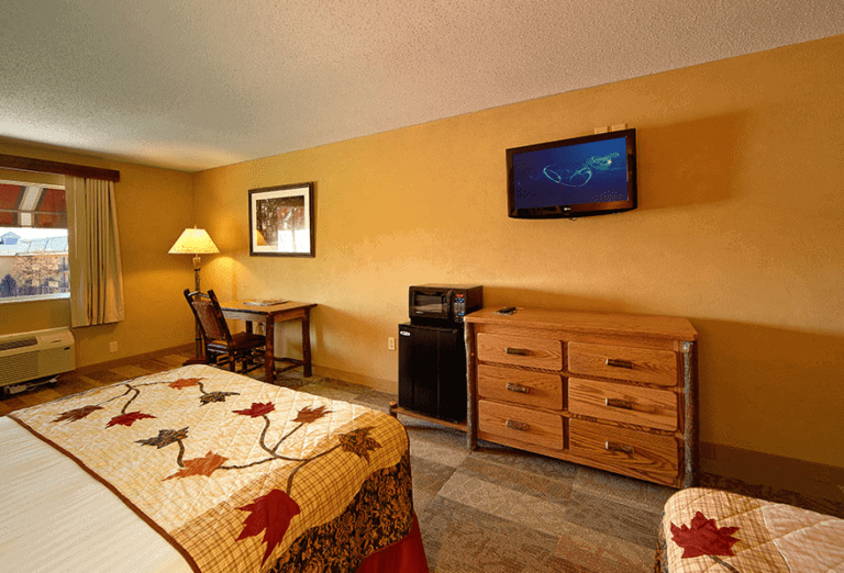 a guest room in Oak Tree Lodge Sevierville hotel