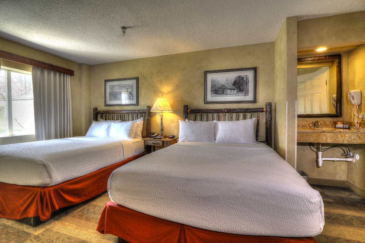two Queen beds in Oak Tree Lodge hotel in Sevierville