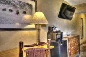 Room amenities at Oak Tree Lodge in Sevierville