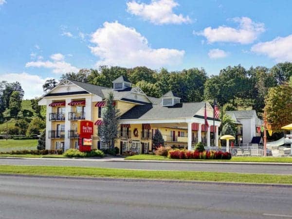 Oak Tree Lodge Hotel in Sevierville